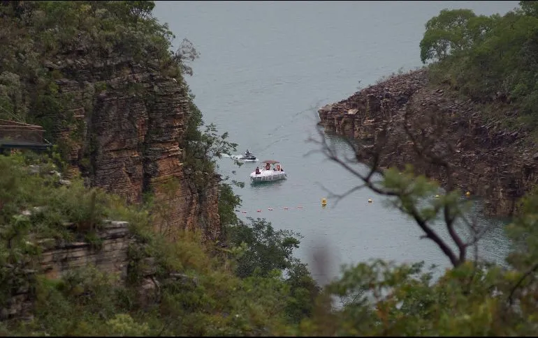 Brasil: Aumentan a 10 los fallecidos por caída de roca en lago.