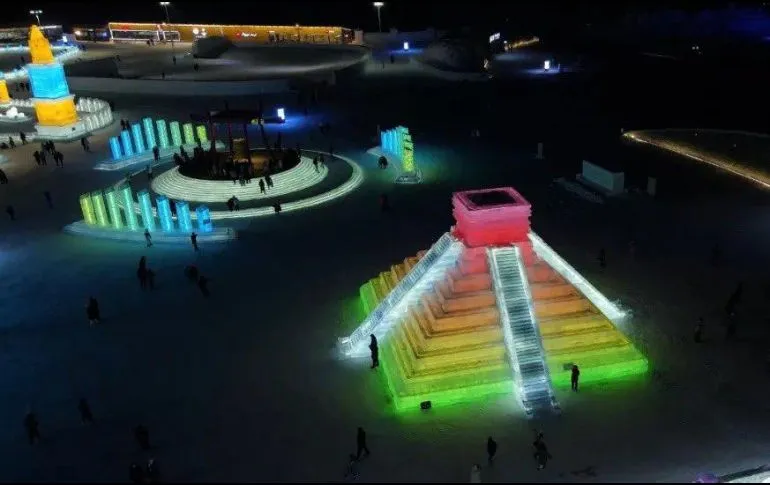 China honra a México con escultura de hielo de la pirámide Kukulkán.