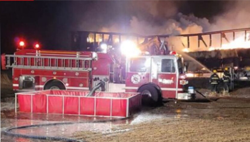 Tripulaciones luchan contra el incendio de un vagón de tren en Doon, Iowa.