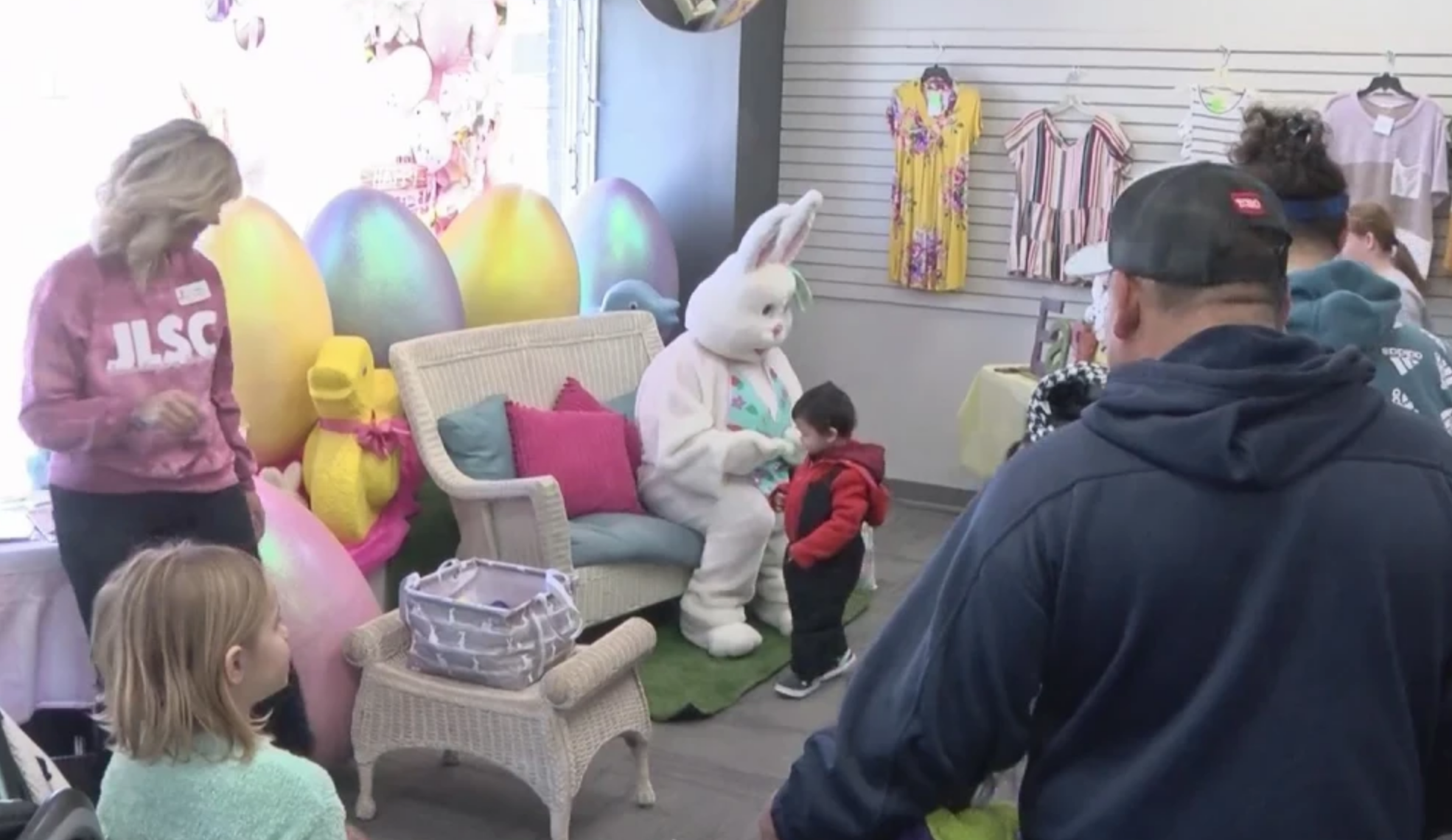 El conejito de Pascua visita la Liga Junior por primera vez desde la pandemia.