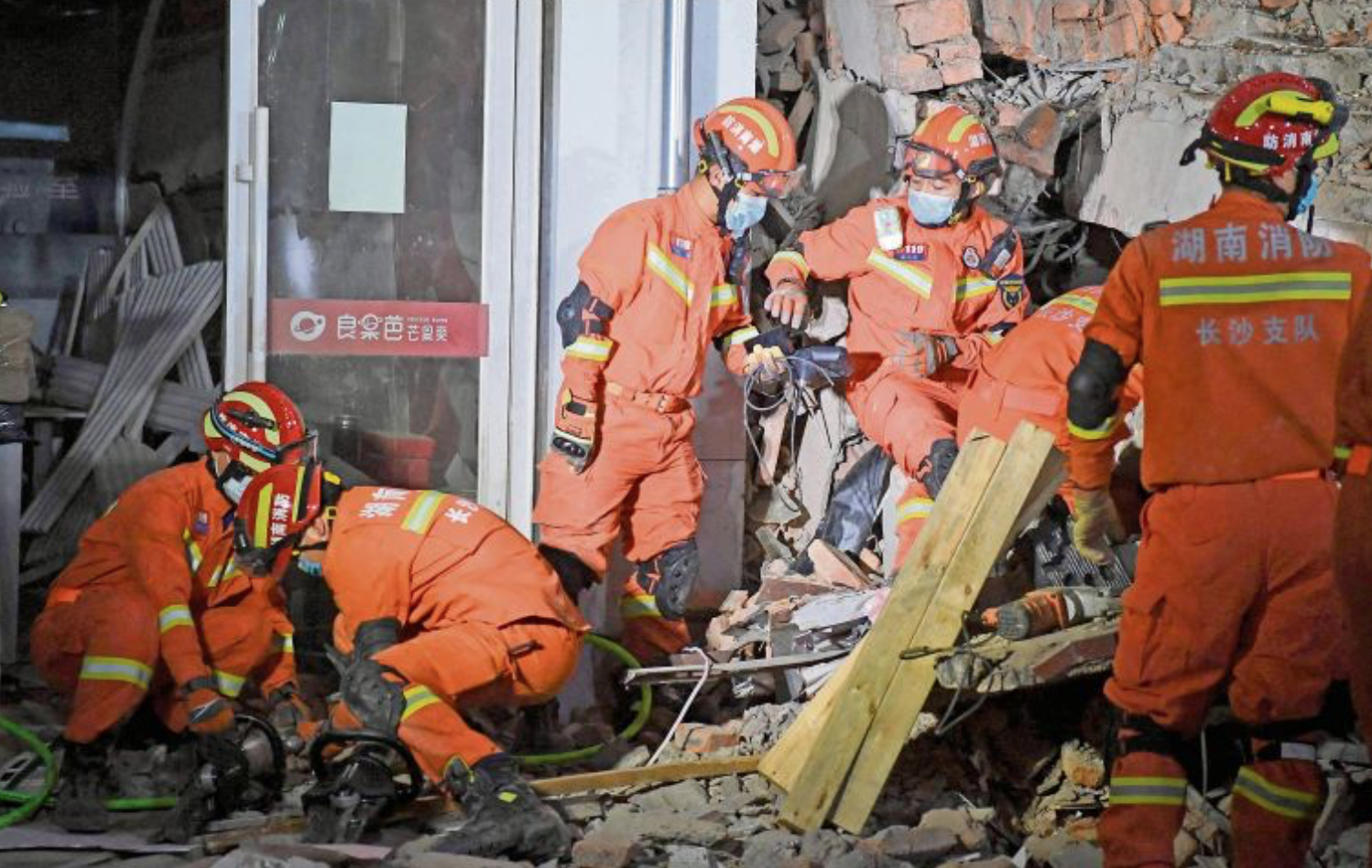 Decenas de personas en China continúan atrapadas en edificio derrumbado.