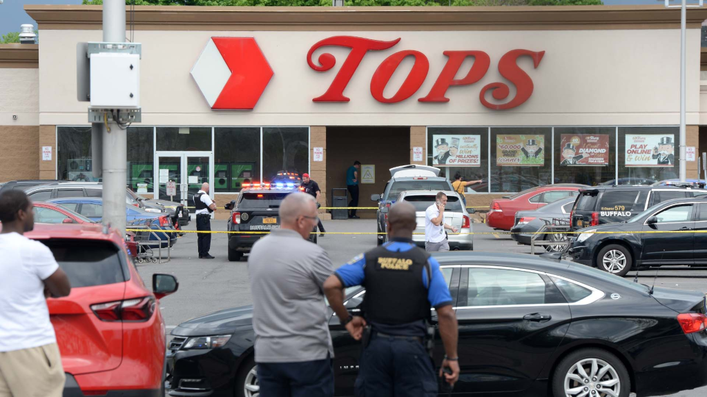 El FBI investiga como “crimen de odio” tiroteo en centro comercial en Buffalo.