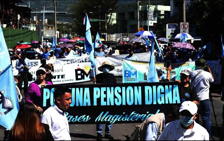 Maestros salen a las calles para exigir aumento de pensiones en El Salvador.