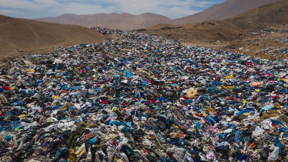 Investigan por daño ambiental tiradero de ropa usada en desierto de Chile.