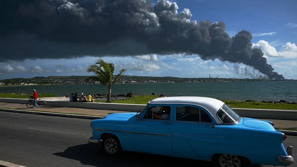 Se extiende el incendio en el puerto de Matanzas en Cuba, reportan más de 70 heridos y 17 bomberos desaparecidos.