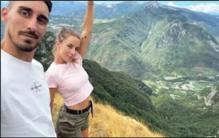 Italiano posa para una selfie con su novia y cae por una barranca.