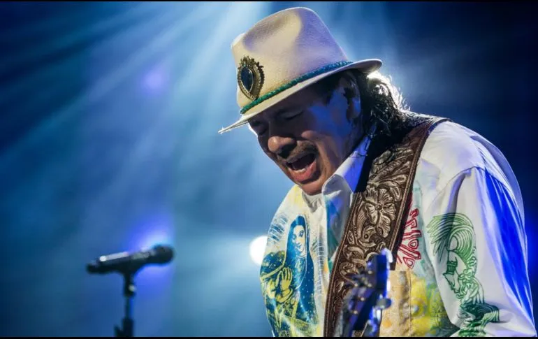 Carlos Santana reaparece tras desmayarse en pleno concierto.