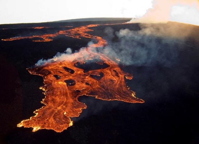 El volcán más grande del mundo entra en erupción.