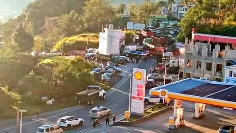Transportistas en Guatemala bloquearon carreteras y pasos fronterizos en protesta por el precio de los combustibles.