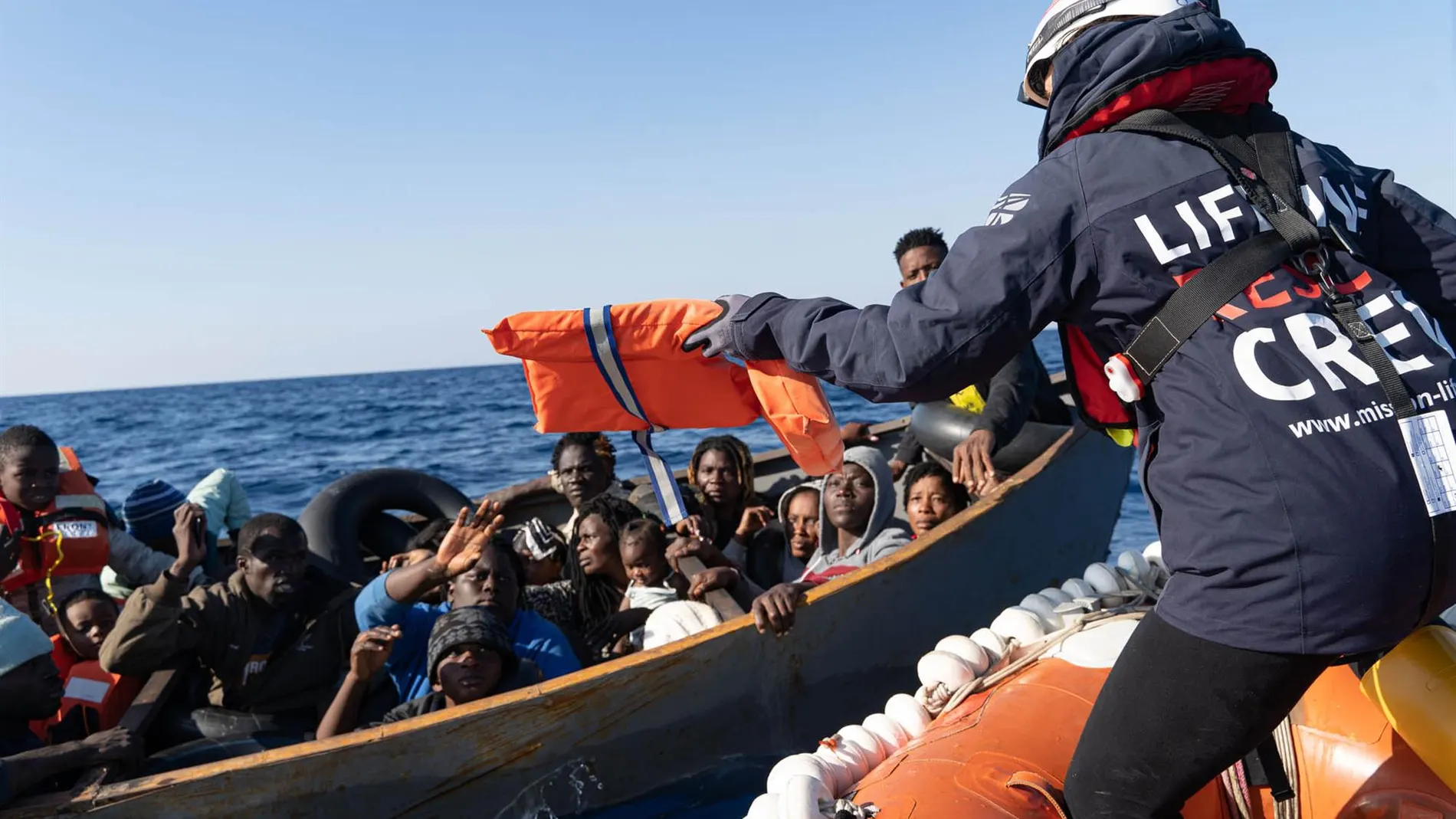 Desesperación entre los migrantes rescatados que esperan desembarcar en Italia.