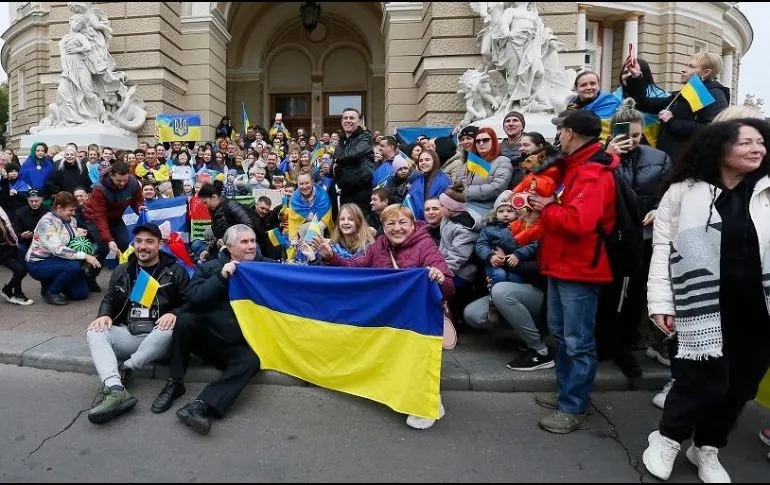 Eufóricos, ucranianos celebran el retiro de las tropas rusas de Jersón.