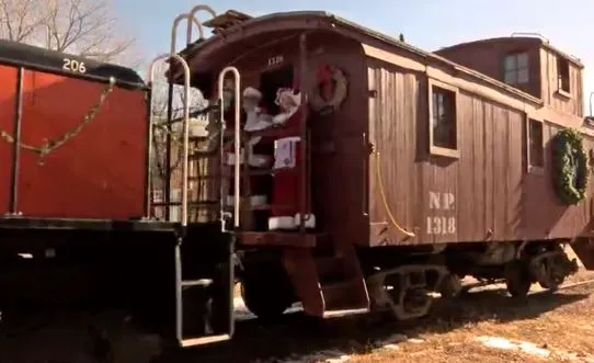 Santa llega en tren al Museo del Ferrocarril de Sioux City.