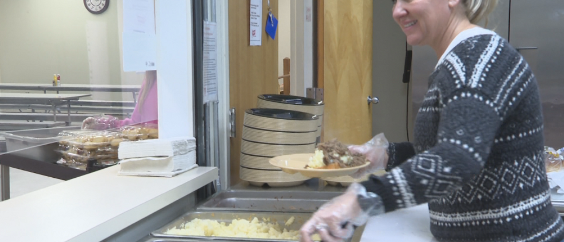 The Siouxland Soup Kitchen sirve exitosamente su primera comida dominical en varios años.