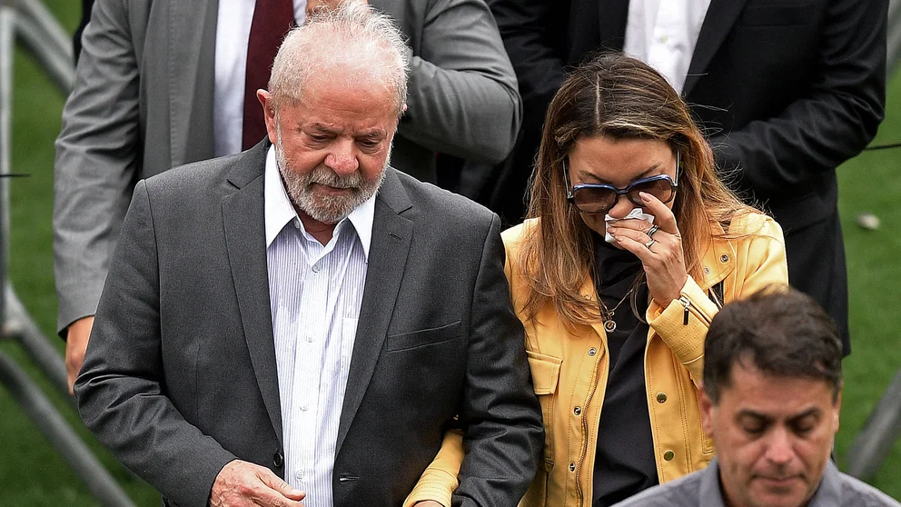 Lula da Silva rindió homenaje a Pelé en la capilla ardiente del estadio del Santos.