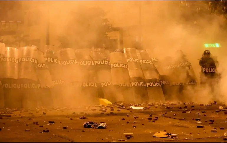 Manifestantes queman una comisaría policial en Perú tras las protestas.