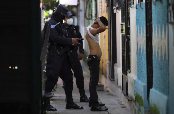 Más de 4.500 denuncias por abusos se han registrado durante el régimen de excepción de Bukele en El Salvador.