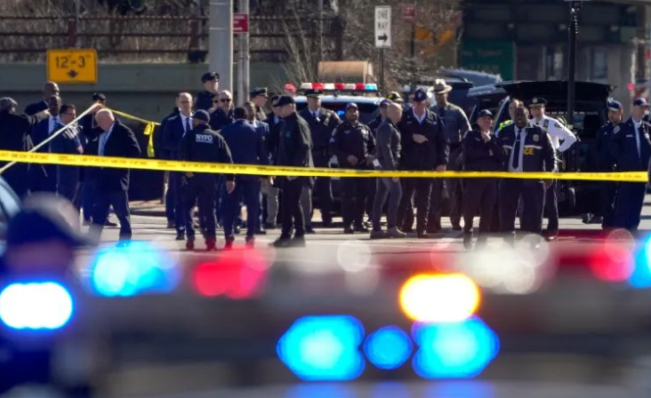 Conductor arrolla a varias personas en Brooklyn; reportan heridos.
