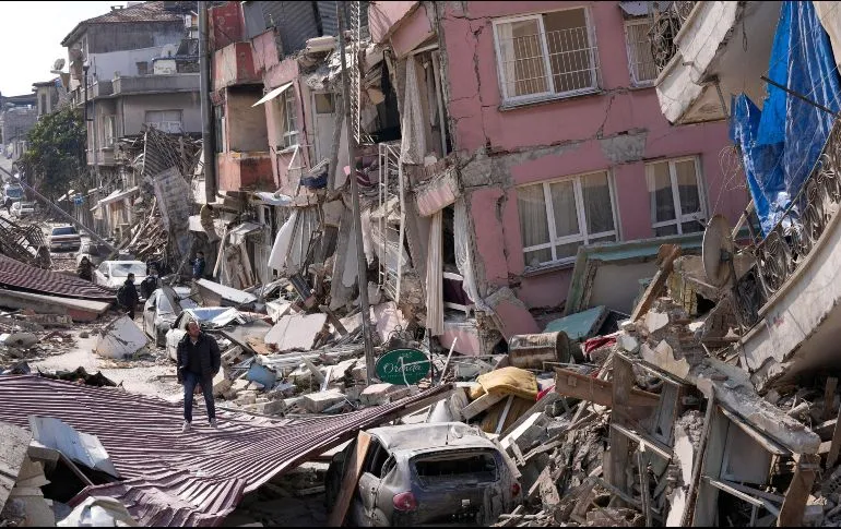 Suben a más de 33 mil los muertos en Turquía y Siria por terremotos.