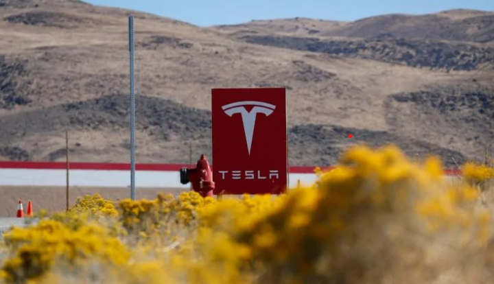 Acciones de Tesla caen tras decepción de inversionistas.