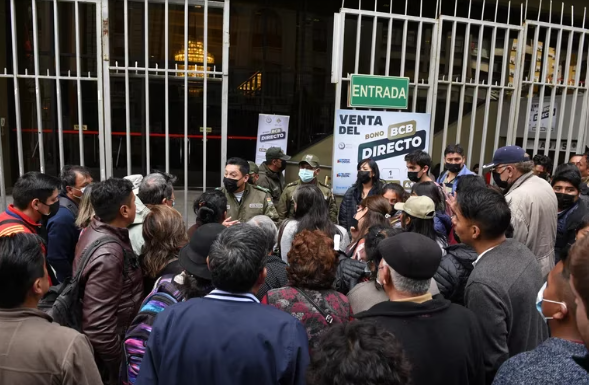 Escasez de dólares en Bolivia: el gobierno de Arce anunció que controlará ventas “sospechosas”
