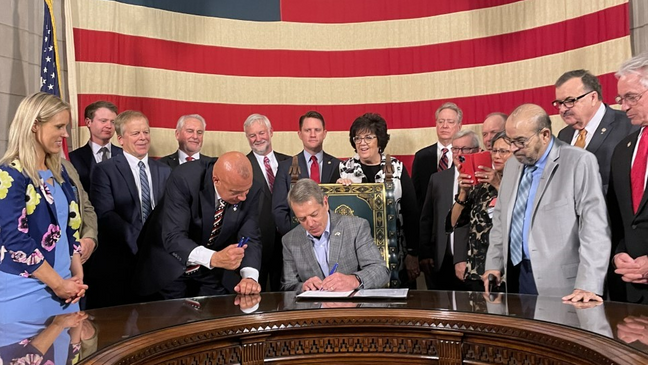 l gobernador Pillen firma un proyecto de ley para portar armas ocultas sin permiso.