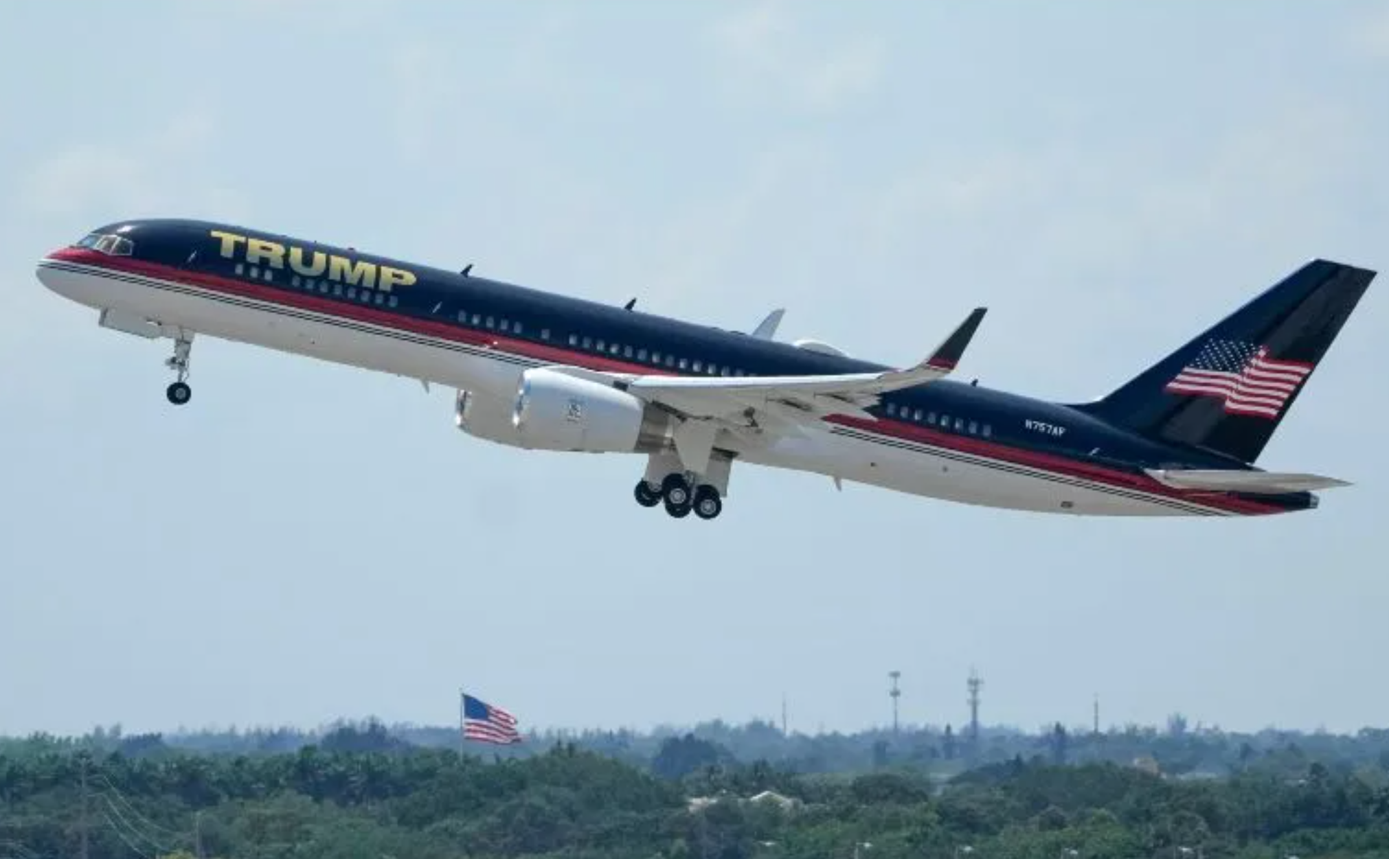 ¡Se fue! Trump aborda su avión para regresar a Florida.