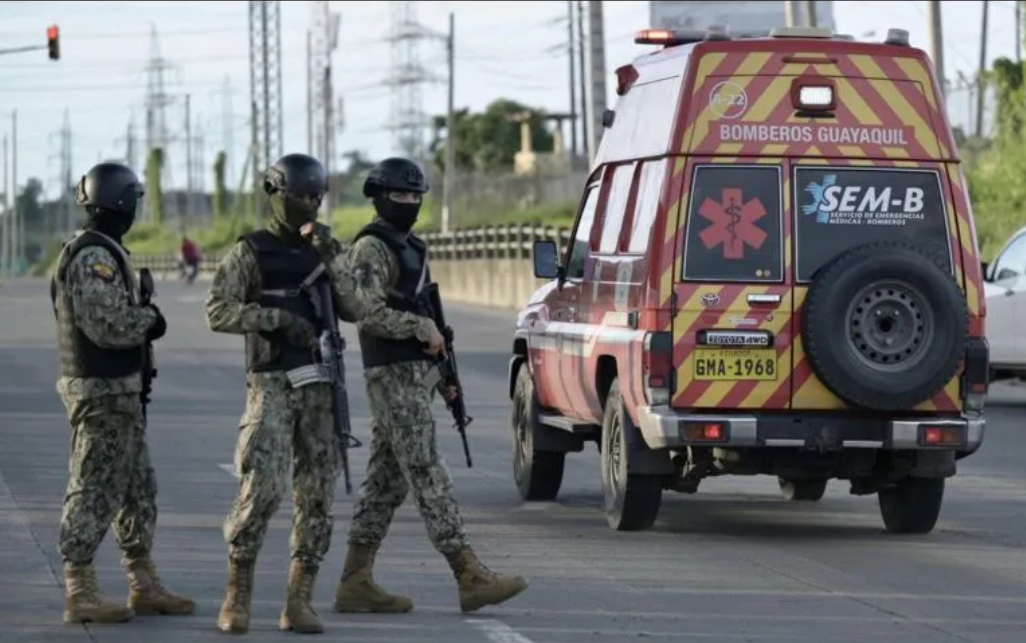Reportan al menos 12 muertos en violentos enfrentamientos en cárcel de Ecuador.
