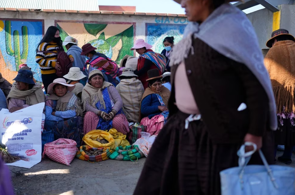 Se desvanece el “milagro económico” de Bolivia: la escasez de dólares y el agitado clima político acorralan a Luis Arce.