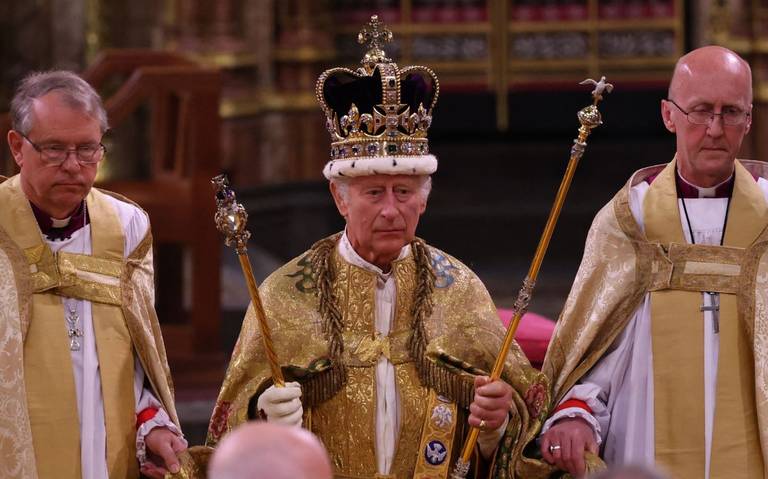 Carlos III es coronado como rey de Inglaterra.