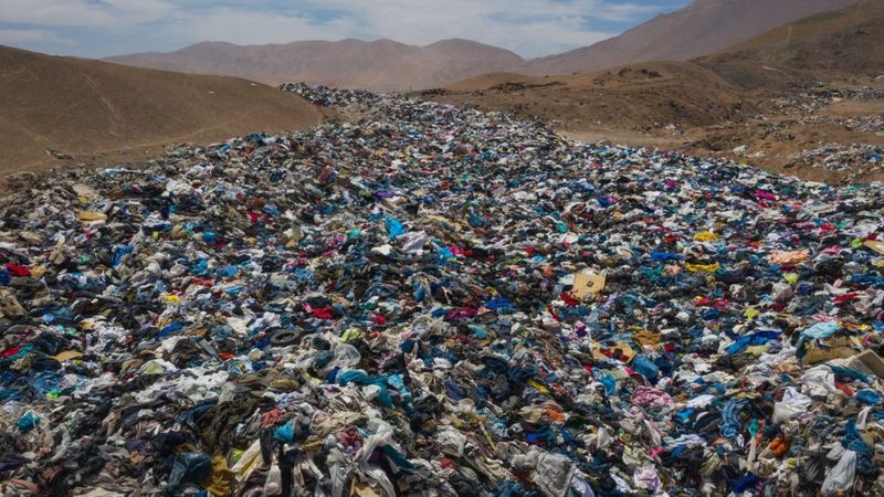 Más de 150 mil toneladas de ropa, desechadas en desierto de Chile.
