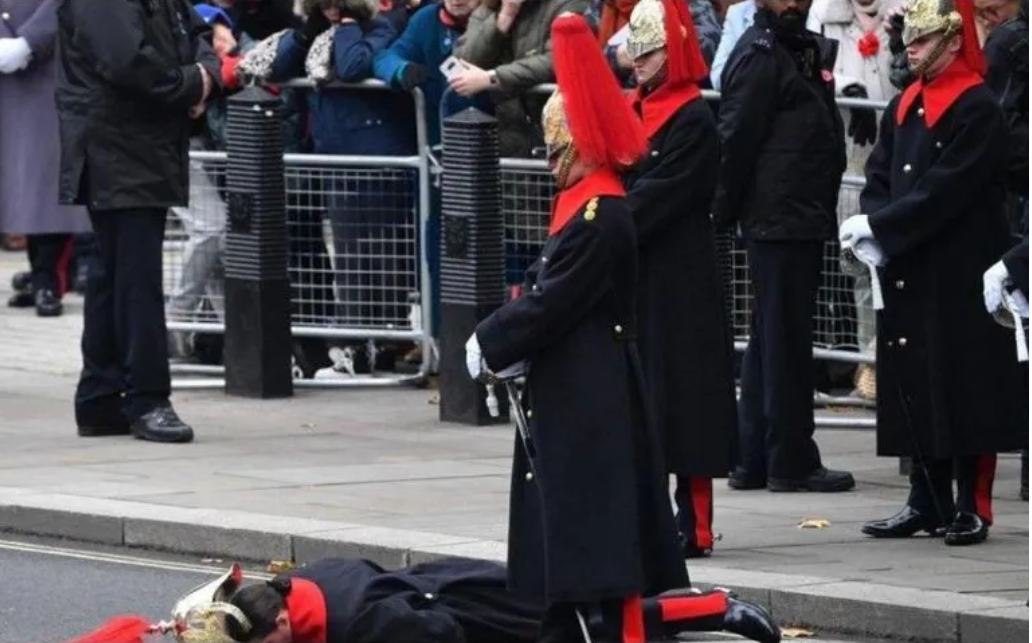 Guardias londinenses se desmayan bajo el sol abrasador.
