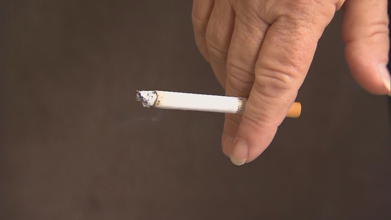 Fumar, vapear y actos similares ya no se permiten en propiedades de la ciudad bajo la nueva política.