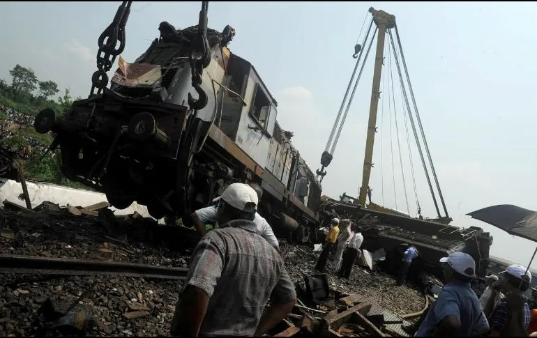 Choque de trenes en la India deja al menos 30 muertos y 300 heridos.