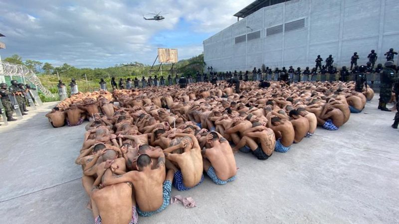 Las imágenes con las que el gobierno de Honduras anunció la militarización de sus cárceles .