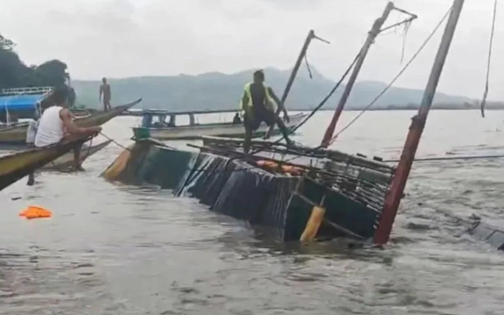 Pánico en transbordador filipino causa naufragio; mueren 26 personas.