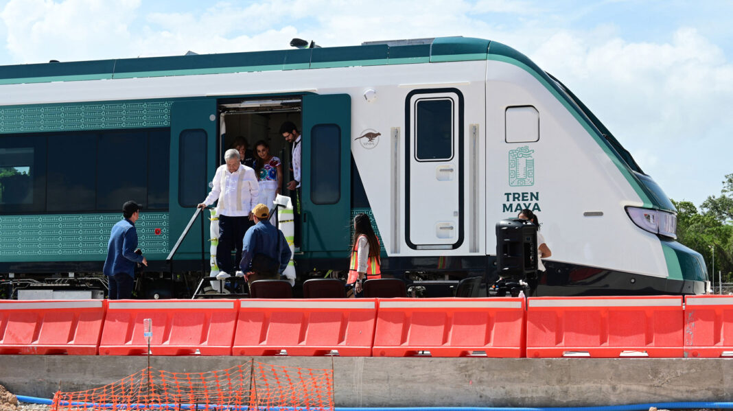 AMLO celebra llegada del primer vagón del Tren Maya a Cancún.