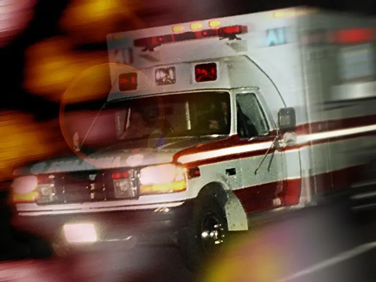 2 muertos en un accidente en el centro de Iowa después de que los transeúntes se detuvieran para ayudar al vehículo averiado.