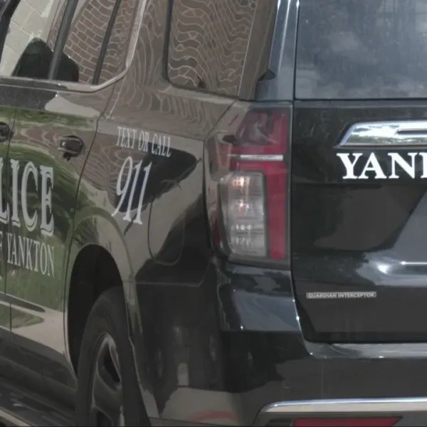 La comunidad de Yankton lamenta la muerte de un niño en un auto.