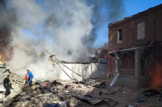 Al menos cuatro muertos y decenas de heridos tras una serie de ataques rusos contra ciudades y pueblos de Ucrania.