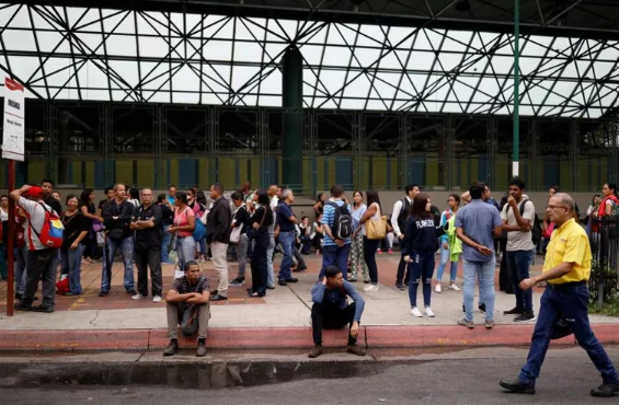 Apagones y fallas de energía se registraron en Caracas y otras diez ciudades de Venezuela.