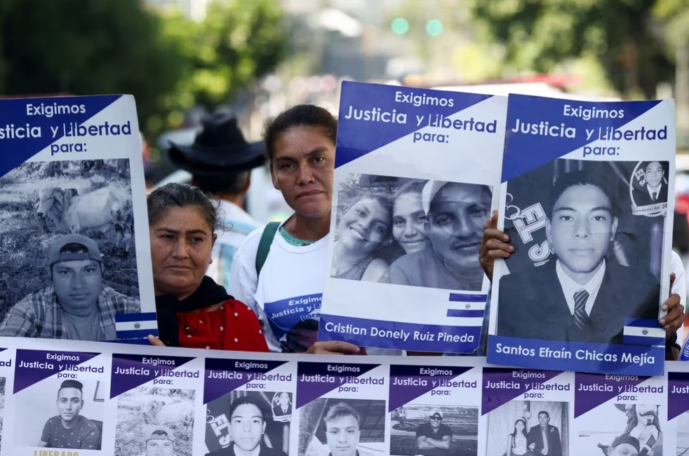 El Salvador: miles de personas marchan contra la detención de inocentes y la reelección de Nayib Bukele.