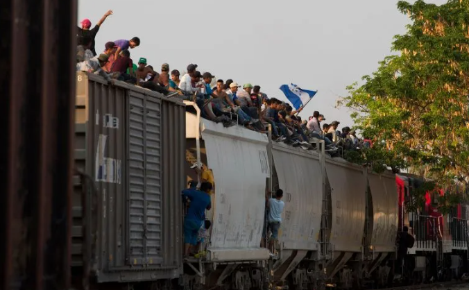 Ferromex detiene trenes ante crisis de migrantes.
