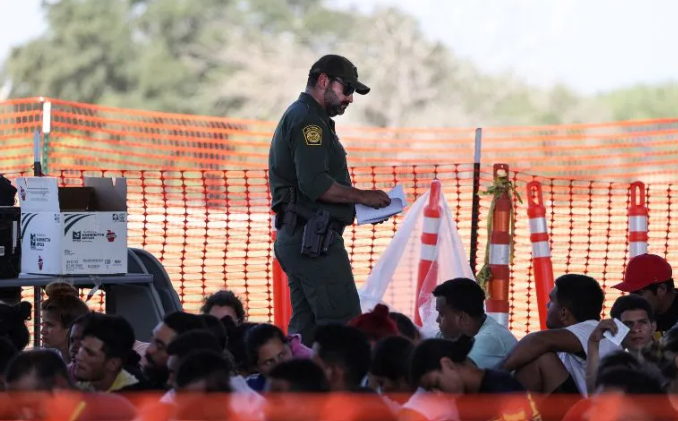 Ola masiva de migrantes en Texas deja dos muertes, entre ellas la de un niño.