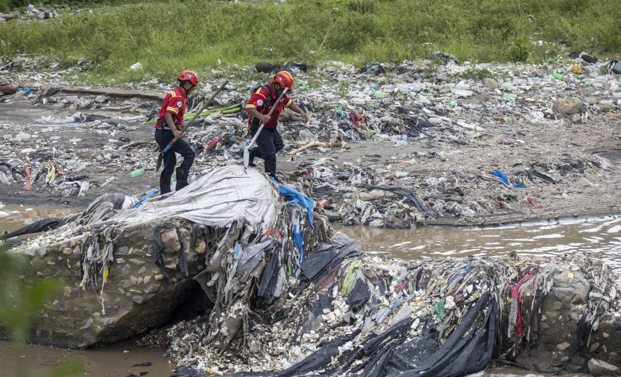 Guatemala redobla esfuerzos para rescatar a 13 desaparecidos por el desbordamiento de un río.