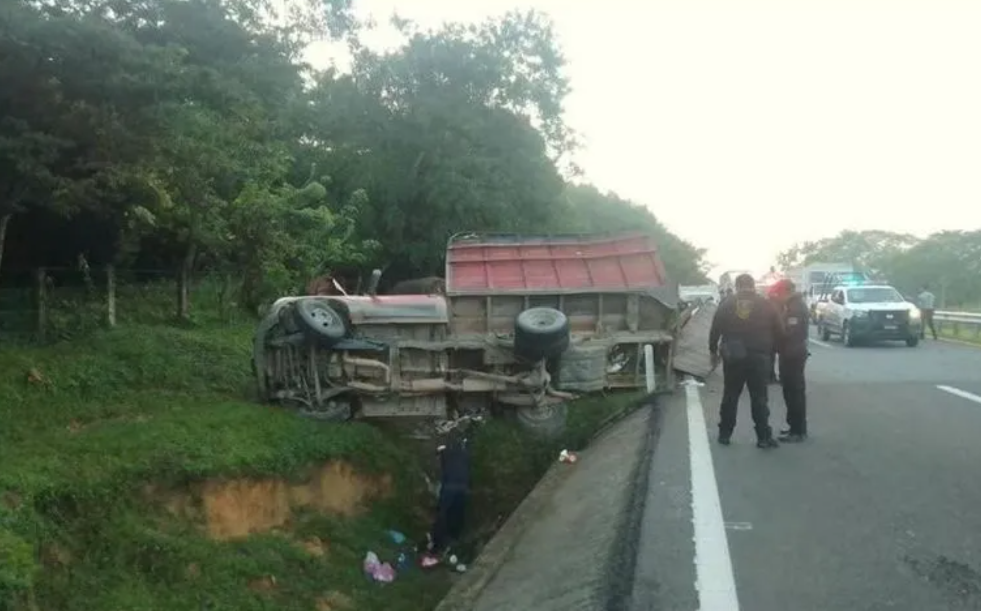 Reportan 10 muertos tras volcadura de camión con migrantes en Chiapas.