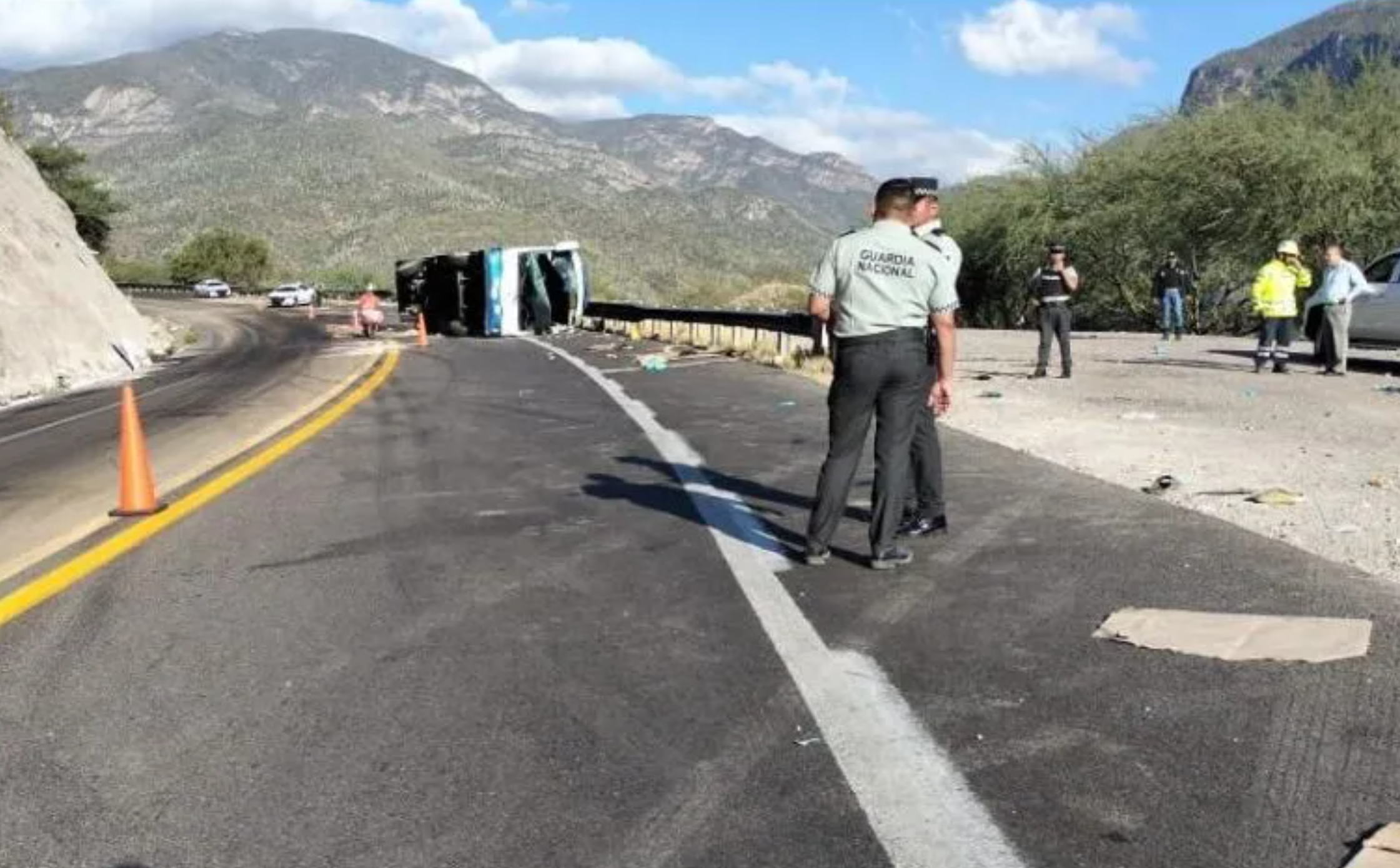 Mueren 17 migrantes en un accidente carretero en Oaxaca.