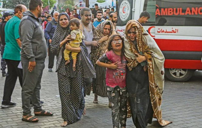 Un bombardeo sobre un hospital de la ciudad de Gaza causó ayer al menos 500 muertos.