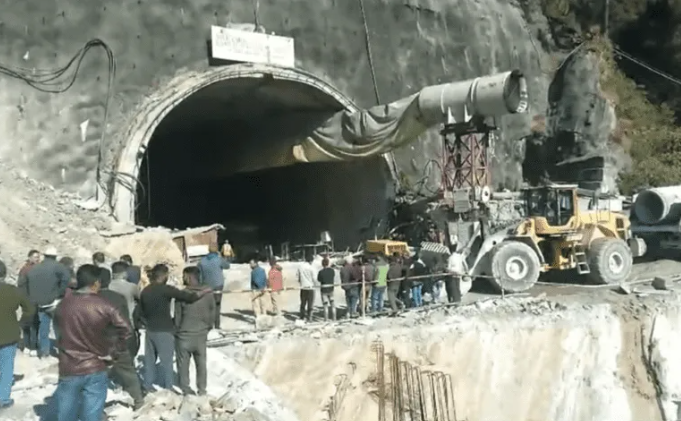 Más de 30 obreros atrapados por derrumbe de un túnel en India.