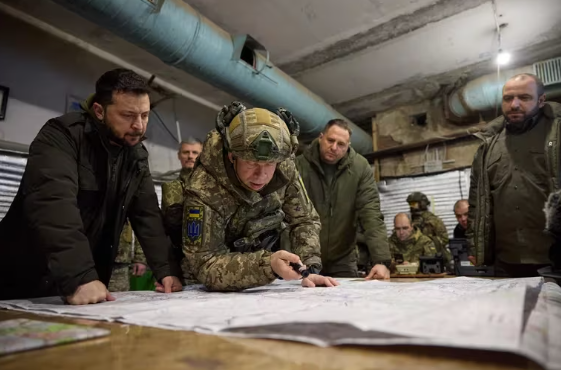 Zelensky visitó puestos de mando en el este y sur de Ucrania tras los ataques rusos que dejaron seis civiles muertos.