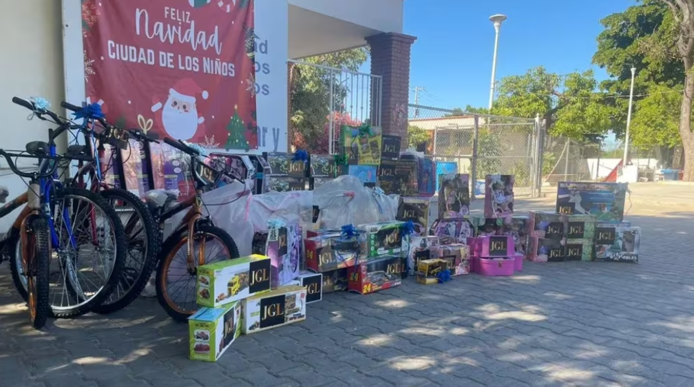 Cártel de Sinaloa se adelanta a la Navidad: reparten juguetes con iniciales de ‘El Chapo’